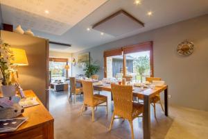 a dining room with a table and chairs at Le Clos du Gusquel in Plescop