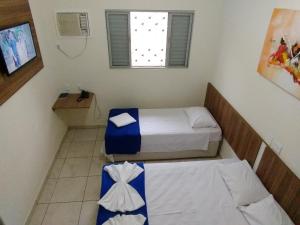 Giường trong phòng chung tại Hotel São Caetano