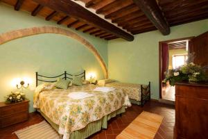 Castello di Titignano tesisinde bir odada yatak veya yataklar
