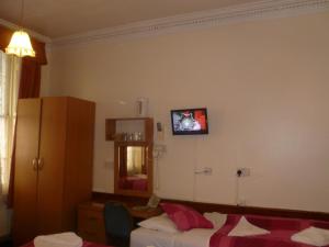 Guilford House Hotel tesisinde bir odada yatak veya yataklar