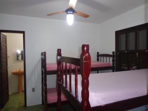 Divstāvu gulta vai divstāvu gultas numurā naktsmītnē Casa Térrea na Ferrugem
