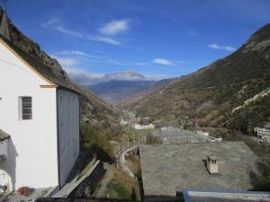 een uitzicht op de bergen vanuit een gebouw bij postman8 - Bed and Breakfast in Stalden