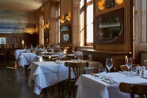 A restaurant or other place to eat at hotel brasserie au violon