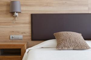 Hotel Cap Roig by Brava Hoteles tesisinde bir odada yatak veya yataklar