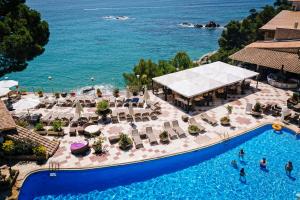 Hotel Cap Roig & Spa by Brava Hoteles内部或周边的泳池