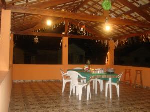 a green table and chairs in a patio at CASA - CIDADE das CACHOEIRAS in Santa Rita de Jacutinga +26 photos