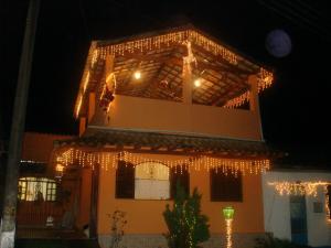 a house with christmas lights on it at night at CASA - CIDADE das CACHOEIRAS in Santa Rita de Jacutinga