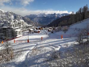 a ski slope with a resort in the snow at Val Gardena 1 in Puy-Saint-Vincent