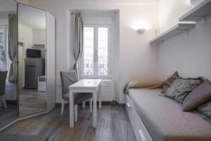 una camera con letto, scrivania e specchio di PrimoPiano - RG26 a Milano