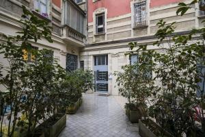 un cortile in un edificio con piante in vaso di PrimoPiano - RG26 a Milano