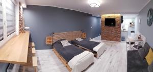 2 camas en una habitación con paredes azules en Apartament Panorama, en Kielce
