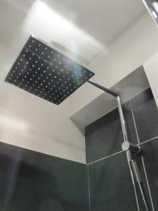 een badkamer met een douche en een sterrenplafond bij Maison au coeur d'Argelès in Argelès-Gazost