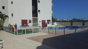 - une piscine avec une aire de jeux dans un bâtiment dans l'établissement Apto Ingleses à 50mts da praia, à Florianópolis