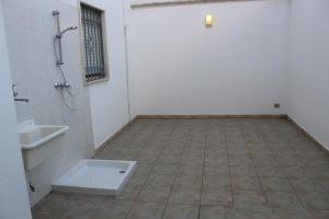 トッレ・スーダにあるVilletta/Appartamento Mahia1の白いバスルーム(トイレ、シンク付)