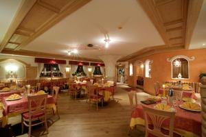 Reštaurácia alebo iné gastronomické zariadenie v ubytovaní Hotel Al Polo