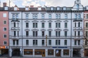 un gran edificio blanco con muchas ventanas en Hotel Bayernland, en Múnich