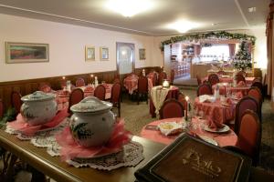 Reštaurácia alebo iné gastronomické zariadenie v ubytovaní Hotel Al Polo