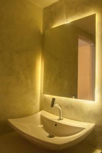 a bathroom with a sink and a mirror at Vilamaré Gostoso in São Miguel do Gostoso