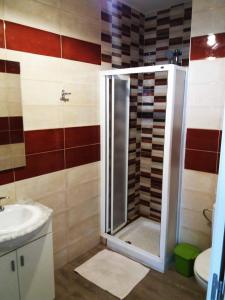 a bathroom with a shower and a sink at Rosesapparts Estudios & Parking in Roses