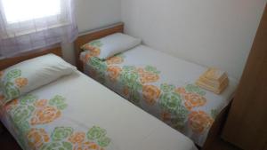 two twin beds in a small room with a window at Apartment Marijo in Ist