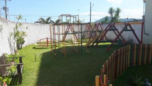 einen Spielplatz mit Spielgeräten im Hof in der Unterkunft Apto Ingleses à 50mts da praia in Florianópolis