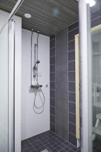 y baño con ducha y azulejos blancos y negros. en Arctic Oasis Apartments, en Rovaniemi 33 fotos más