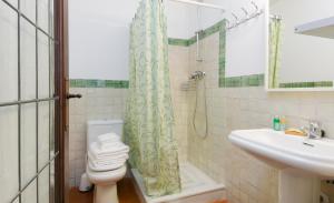 コルドバにあるEntre2mezquitas 6のバスルーム(シャワー、トイレ、シンク付)