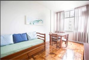 sala de estar con sofá y mesa en Copacabana Posto 6 Renovated 2023, en Río de Janeiro