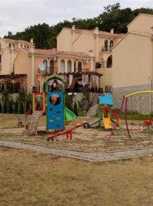 Детска площадка в Elenite Villa Romana