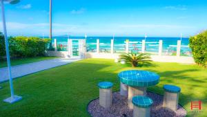 フロリアノポリスにあるIngleses Park Hotelのテーブル付きの庭園、海の景色を望む