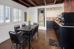 a kitchen with a table and chairs in a kitchen at Silicon Valley Inn in Belmont
