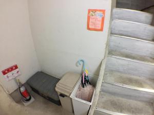 una habitación con una litera y una escalera en Kenroku Haitsu 303, en Kanazawa