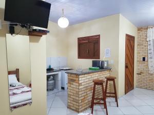 Televízia a/alebo spoločenská miestnosť v ubytovaní Chalés Pipa