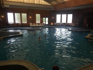 - une grande piscine avec des personnes à l'eau dans l'établissement Pocono Resort & Conference Center - Pocono Mountains, à Lake Harmony