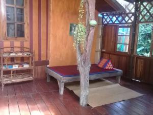 een veranda met een bank en een boom erin bij Koh Kood Little Hut in Ko Kood +79 foto's