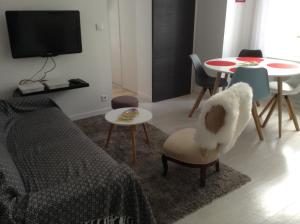 a living room with a couch and a table at Le Bellevue in Wimereux