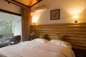 Un pat sau paturi într-o cameră la Snow Lion Riverside Resort