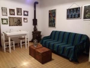 サンタ・テレーザ・ガッルーラにあるBilocale Pascoliのリビングルーム(ソファ、テーブル付)