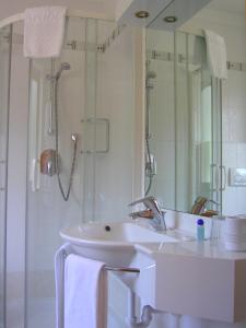 Ett badrum på Hotel Garni Royal