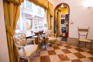 a room with two chairs and a table and a window at Albergo Casa Peron in Venice