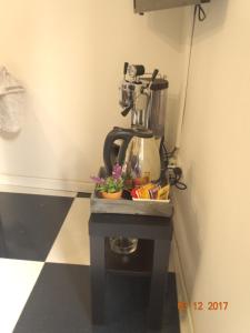 un tavolo con una macchinetta del caffè in una stanza di Rocchi Residence a Imola
