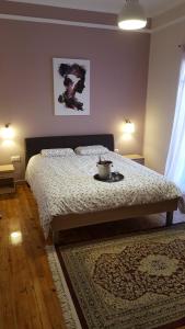een slaapkamer met een bed met een tafel erop bij ThessViewN'Style City Penthouse in Thessaloniki