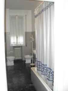 ein Badezimmer mit einer Badewanne, einem WC und einem Waschbecken in der Unterkunft B&B SILVANO in Bologna