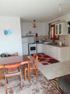 Dapur atau dapur kecil di Petros House 1
