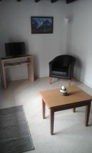 - un salon avec une chaise et une table basse dans l'établissement Résidence Eterle, à Luz-Saint-Sauveur