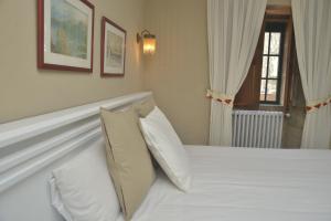 Postel nebo postele na pokoji v ubytování Hotel Gastronómico Casa Rosalia + 37 fotografií
