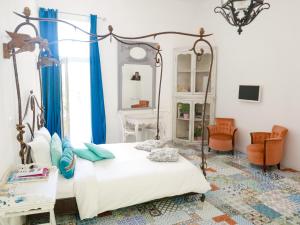 1 dormitorio con cama con dosel y cortinas azules en Vieux Port Panier Jardin, en Marsella