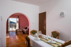 comedor con mesa y sala de estar en Apartment Jasna, en Dubrovnik