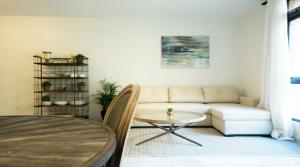 A seating area at Beach & Center Premiun