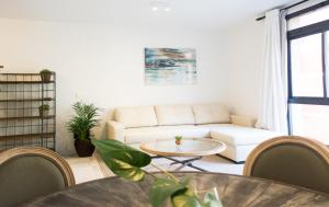 A seating area at Beach & Center Premiun